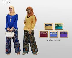 Untuk warna kombinasi baju jika memakai rok kamu bisa mengambil model baju batik muslim seperti baju gamis batik dan jika memilih memadukannya dengan celana maka bisa memilih jenis baju batik slim, di bawah ini beberapa koleksi contoh bajunya. Model Baju Batik Kombinasi Setelan Celana Grosir Batik Solo Terkini