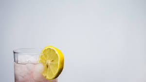 Se recomanda ca doua gustari sa fie de fructe si salatele. Apa Cu Lamaie De Ce Sa O Bei Inainte De Culcare Sanatateafemeilor Ro