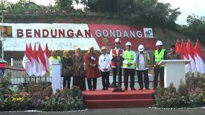 Waduk gondang adalah sebuah waduk yang ada di kabupaten lamongan, provinsi jawa timur, indonesia. Presiden Jokowi Resmikan Bendungan Gondang Di Karanganyar Bagian 1