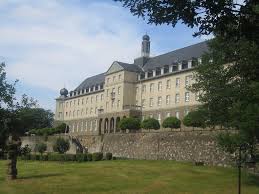 Im rahmen einer sanierung wurde das denkmalgeschützte kardinal schulte haus in bensberg neu strukturiert und zugleich seine spiritualität erhalten. Kardinal Schulte Haus In Bensberg Objektansicht