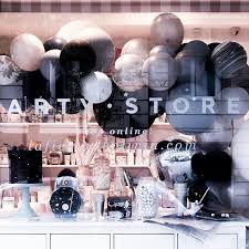 El Escaparate De Nuestra Tienda De Barcelona Esta Semana Space Party Ven A Vernos Estaremos Encantadas De Ayudarte Podemos Hinchar Tus Globos Mas Espec