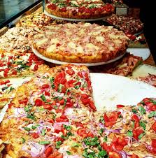 italya ya geldigimiz belli olsun ilk yayinimizi pizzacidan yapalim efendim venedik te 200 yillik bir mekan rialto koprusunun arka so pizza yerler domatesler