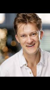 Head to my linktree in the bio for more info and to book :),  https://linktr.ee/andybyarsphotography, #glasgowheadshots  #headshotsscotland #headshotsession