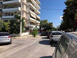Σύμφωνα με πληροφορίες από αστυνομικές πηγές, οι πυροβολισμοί ακούστηκαν από διαμέρισμα τρίτου ορόφου σε πολυκατοικία στην οδό κουμουνδούρου, πίσω από το μετρό του αλίμου. N8bygnhlca 3pm