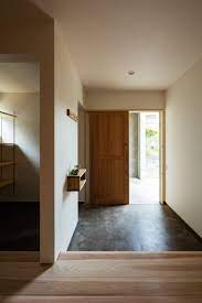 モルタル土間の玄関 シンプルな玄関引戸と合わせて雰囲気のある仕上がりに 撮影 笹倉洋平 笹の倉舎 この写真 玄関 はfeve casa の参加建築家 黒木 大亮 x2f lyhty リュフト が設計した たかおかのいえ 写真です 土間のある家 カテ 日本のモダンな家