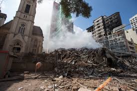 Resultado de imagem para IMAGENS Um prÃ©dio de 24 andares desabou durante um incÃªndio de grandes proporÃ§Ãµes