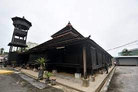 Masjid kampung laut yang terletak di nilam puri, kelantan memaparkan secara terperinci rekaan senibina yang berasas daripada masyarakat champa zaman dahulu. Masjid Kampung Laut Kembali Ke Tapak Asal Utusan Digital
