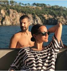 Şu sıralar show tv` de yayınlanan acil aşk aranıyor adlı dizide oynayan oyuncu serhat teoman gerçek sevgilisi ile görüntülendi. Cocuk Dizisinin Ali Kemal I Serhat Teoman Ile Sevgilisi Leyla Feray Arasindaki Gercek Herkesi Sok Etti