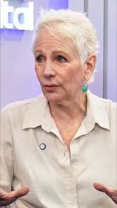 🎙️🎧✨ ¡Sin peros ni rodeos se estrenó con el Dr. Bernardo Blum! Con él  conversamos sobre la menopausia, sus diferentes formas de atravesarla y  cómo impacta a cada mujer de manera única.