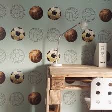 hippe kinderkamer met stoer voetbalbehang van tinkle cherry en diy pallet bureau jongens voetbal slaapkamer jongenskamer jongens voetbal kamer