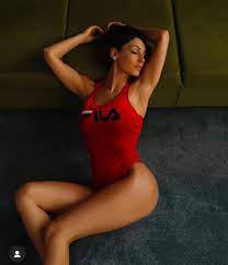 La cantante infatti nelle sue stories ha annunciato una sorpresa per lunedì 26 aprile alle 14. Anna Tatangelo Scatto Rovente Su Instagram Sensualissima In Costume Fan Esagitati