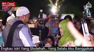 Mendengar nama grup solawat ini sendiri, memang sudah sudah tidak terasa asing lagi di telinga kita. Istriku Engkau Ratu Di Hatiku Lirik Voc Gus Aif Syubbanul Muslimin Chords Chordify