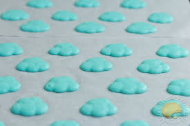 Macarons Bleus En Forme De Nuage Garnis D 39 Une Ganache Montee Au Chocolat Blanc Et A La Vanille