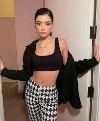 Dixie d'amelio is one of the biggest stars on tiktok with her videos gaining her over 45 million followers. Dixie D Amelio Style Clothes Outfits And Fashion Celebmafia