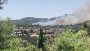 Η φωτιά μαίνεται κοντά σε σπίτια και έχουν κινητοποιηθεί ισχυρές δυνάμεις για την προς τον διόνυσο κατευθύνεται η μεγάλη φωτιά που έχει ξεσπάσει στη σταμάτα. Fwtia Sthn Stamata Attikhs Maxh Na Mhn Ftasoyn Oi Floges Sta Spitia In Gr