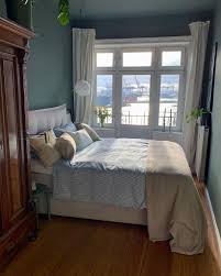 Sie müssen platz für das bett, ihre kleidung und andere persönliche gegenstände finden, wobei sie aber das gefühl von einem überfüllten raum vermeiden. Kleine Schlafzimmer Einrichten Gestalten