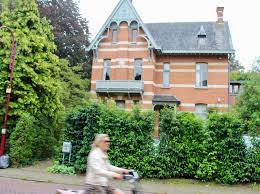 Bart peeters in het heilig huis van hanssen. Interactieve Belpopwandeling Brengt Muziekgeschiedenis Tot L Boechout Gazet Van Antwerpen Mobile