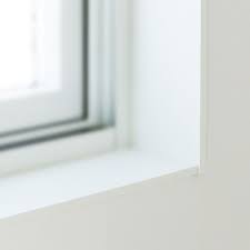 ーfixtures material 造作材ー 細さ8mmの窓枠が シンプルな空間を演出 窓枠には都会的でスッキリした印象を与えるスマートなサッシ枠を採用 巾木は床と壁にめりはりを付けるインテリアの大切なエレメント 通常よりスリムにしつつも 掃除機のヘッドが当たる