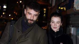 Oyuncu engin akyürek ile aşk yaşadığı iddia edilen pınar deniz, berk cankat ile uzun süren birliktelik yaşamıştı. Berk Cankat Ile Pinar Deniz Surprize Kostu