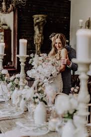 Eine besondere möglichkeit, um eine vintage tischdekoration für hochzeit oder geburtstag perfekt in szene zu setzen ist. Brautpaarshooting Vor Boho Tischdeko Hochzeit Braut Mit Brautstrauss Vintage Standesamt Hochzeit Pfingstrosen Und Orchideen Altrosa Weiss Standesamt Hochzeit Foto Ideen Und Tipps Regenhochzeit Von Hochzeitsfotografin Berlin C Www Hochzeitslicht De