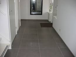 wauw prachtige vloer 60x60 warm grijs met glansvegen 15 tegelhuys grijze tegelvloeren vloertegels plavuizen