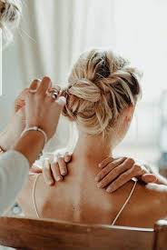 Coiffure de fête cheveux mi long ~ coiffures de fête 10 idées express femme actuelle le mag osez une coiffure chic pour les fêtes rapides et faciles à réaliser nos idées de coiffure pour les fêtes vous garantissent un résultat de pro en quelques. Coiffure De Mariee 26 Idees Portees Par Les Mariees Du Blog