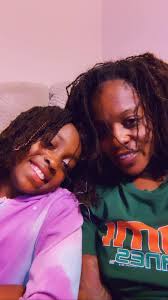 Me and my sister we loc girls 은 19 每玉第50 м 김 বস ม マ