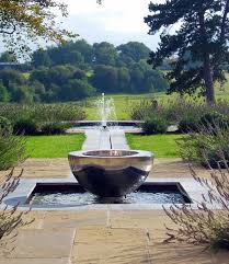32 Wunderschone Wasserspiele Fur Garten Schaffen Eine Wahre Oase In 2020 Wasserspiel Garten Moderner Teich Brunnen Garten