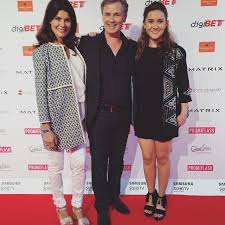 Nicola Tiggeler Mit Mann Timothy Peach Und Tocher Tiffany Auf Dem Movie Meets Media Event Im P1 In Munchen Die Beiden Ladies Gingen An D Fashion Coat Lab Coat