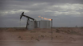 يُقدر احتياطي ليبيا الإجمالي من النفط الصخري بـ613 مليار برميل. Ø§Ù„Ø·Ø§Ù‚Ø© Ø§Ù„Ø£Ù…Ø±ÙŠÙƒÙŠØ© ØªØªÙˆÙ‚Ø¹ Ù‡Ø¨ÙˆØ·Ø§ Ù‚ÙŠØ§Ø³ÙŠØ§ ÙÙŠ Ø¥Ù†ØªØ§Ø¬ Ø§Ù„Ù†ÙØ· Ø§Ù„ØµØ®Ø±ÙŠ ÙÙŠ ÙŠÙˆÙ†ÙŠÙˆ Rt Arabic