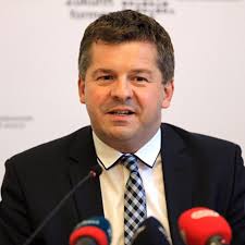 Wirtschaftsminister: Nach Grünen-Kritik: Schulze hält an Kohleausstieg 2038  fest