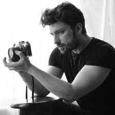 Oyunculuk eğitimi bulunan alp navruz, hem modellik hem de oyunculuk yapmaktadır. Alp Navruz Alpnavruz Twitter