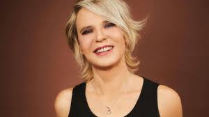 Ex ballerina professionista di amici, nonché volto molto apprezzato di buona domenica, maria zaffino è lontana dal piccolo schermo da qualche anno. Maria De Filippi Ha Ceduto Al Ritocchino Il Prima E Il Dopo Di Queen Mary Solonotizie24