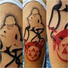 An ouroboros, the design specific to that of a japanese manga/anime series called fullmetal alchemist. Chico Lou S Fine Tattoos Anime Tattoos Geek Tattoo Fullmetal Alchemist