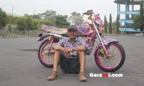 Dec 09, 2019 · beberapa tema modifikasi king putih standar yang sering digunakan adalah warna putih original polos, mutiara, metalik, doff, dan kombinsi warna gold, merah, biru, orange, stiker, pencampuran cat airbrush simple, minimalis, grafis, skull, doraemon, black dof, japstyle, orange, purple, retro, green dan banyak lagi warna motor rx king yang bagus. Yamaha Rx King 1994 Jogjakarta The Pink Boy Garassi Majalah Otomotif Online