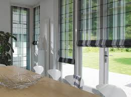 Raffrollo Wohnzimmer Zimmer Mit Fenster Mit Blick Auf Den Garten Wohnzimmer Farbideen Raffrollo Schone Wohnzimmer