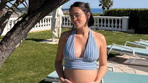 Astrid Nelsia dévoile ses tétons en lingerie ultra sexy !