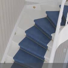 Lackierte Gewendelte Treppe Mit Wollteppich Und Unterlage Verlegt Befestigt Durch Messingstangen Und Messingosen Interieur Dingen Om Te Kopen
