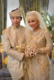 The bolkiah elders say their lineage traces to yemen. Wedding Portrait Princess Hajah Halfizah Sururul Bolkiah Daughter Of The Sultan Of Brunei And Groom Pe Royal Wedding Dress Royal Brides Royal Wedding Gowns