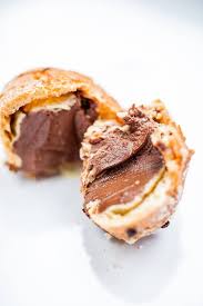 Choux D Enfer Cree Par Christophe Michalak Et Alain Ducasse Le Kiosque A Choux Re Invente La Patisserie De Rue La Sweet Food A La Parisienne Croquants Dehor
