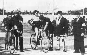 Alfonsina strada vinse in carriera 36 gare maschili, guadagnò i più sinceri complimenti di costante girardengo e morì di infarto nel 1959, mentre. Bikeraceinfo Alfonsina Strada The Woman Who Rode The Giro