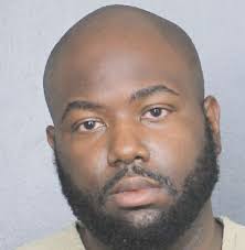 الشاب الشاذ النياك زبه كبير لكنه يعشق نيك طياز الشباب البنوتي، وهذا الشاب البنوتي هو المطلوب بالضبط طيزه طرية وجامدة مثل البنات وتبتلع هذا الزب الكبير بكل سهولة حتى يدخل في أعماقه ويدلعه بأحلى نياكة وهو يدلك زبه المدلدل في الأسفل بينما يتناك من. Florida Man Arrested After 58 Porn Videos Photos Link Him To Missing Underage Teen Girl