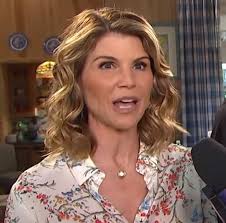 The 'Fuller House' Cast Subtly Supported Lori Loughlin at the Kids' Choice  Awards