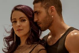 An irreversible season 2 finale that leaves you wanting more of the effective netflix series pauline potteer july 23, 2021 3 min read one of the great doubts that many of us had with the second season of 'sky red' is if it was going to serve to put an end to the series of netflix. Sky Rojo Fuera De Series