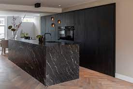 luxe zwarte keuken met kookeiland in 2021 keuken ontwerpen keuken ideeen modern keuken ontwerp