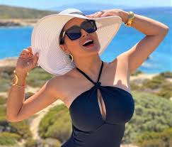 Her eye color is dark brown and hair color is black. Salma Hayek Measurements Height Weight Age Bra Size Body Statistics Ubergossip