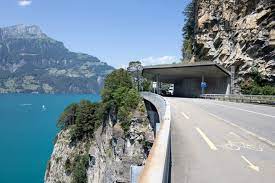 The axenstrasse is an 11.4 kilometre long (7.1 mi) two lane middle axenstrasse. Axenstrasse Von Der Pracht Zur Krachstrasse