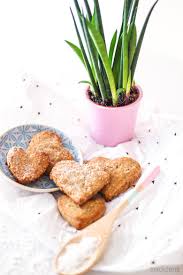 Plätzchen backen mit kindern macht suuuuper viel spaß, weil die kleinen ganz fleißig teig kneten, ausstechen und verzieren können. Kekse Backen Die Kinder Lieben Gesund Und Lecker Dreimalanders Babyeckchen Mama Blog