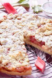 Der rhabarberkuchen ist eine süße backware mit kleingeschnittenen rhabarberstangen. Streuselboden Kuchen Mit Rhabarber Emmikochteinfach