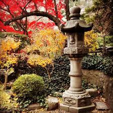 Apres Les Etats Unis Petit Voyage Au Japon Visuellement Seulement Brooklyn Botanicalgardens Japanesegarde Japanese Garden Japanese Lamps Garden Waterfall